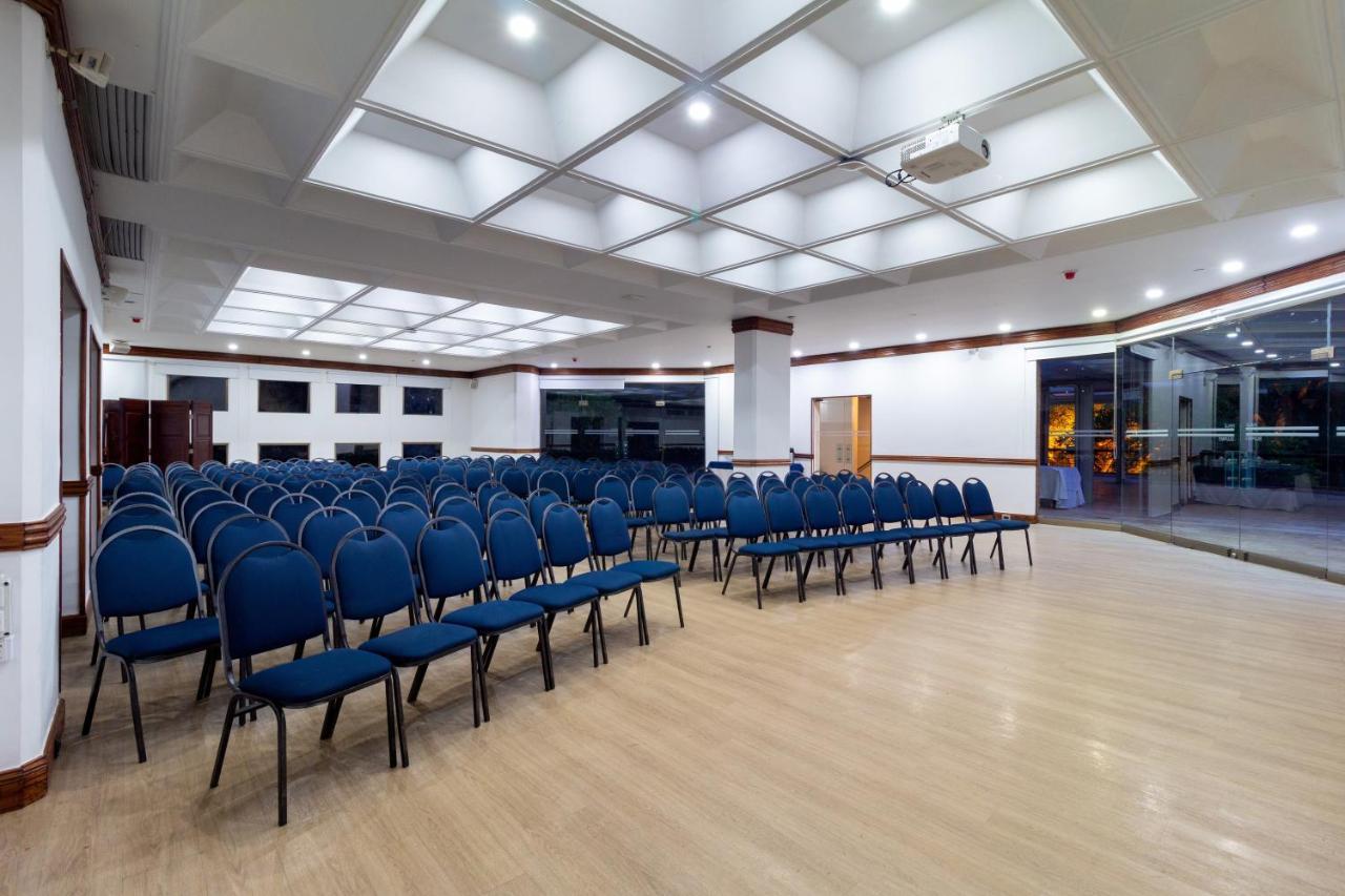 Hotel Dann Carlton Belfort Μεντεγίν Εξωτερικό φωτογραφία The main hall