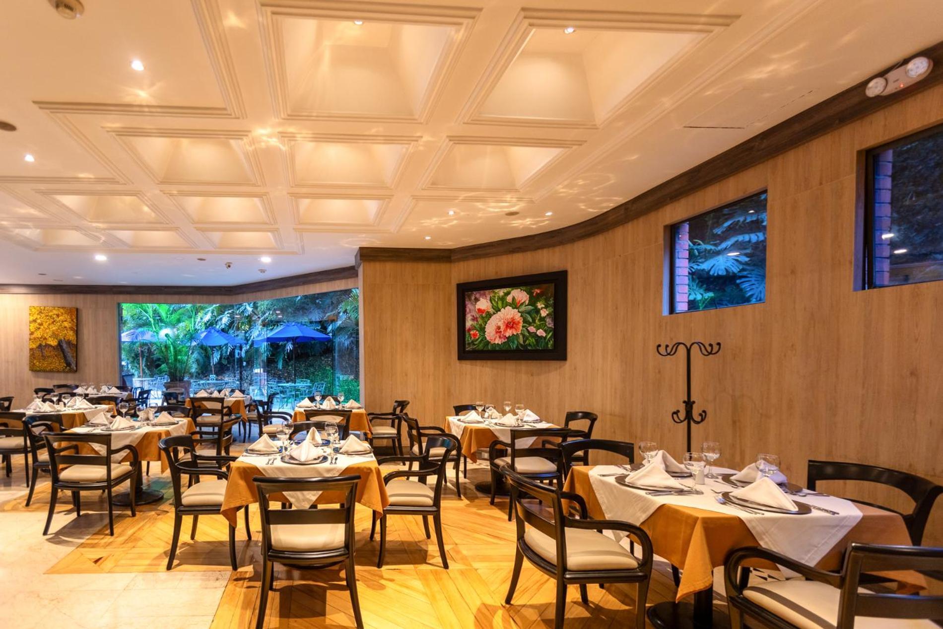 Hotel Dann Carlton Belfort Μεντεγίν Εξωτερικό φωτογραφία Restaurant