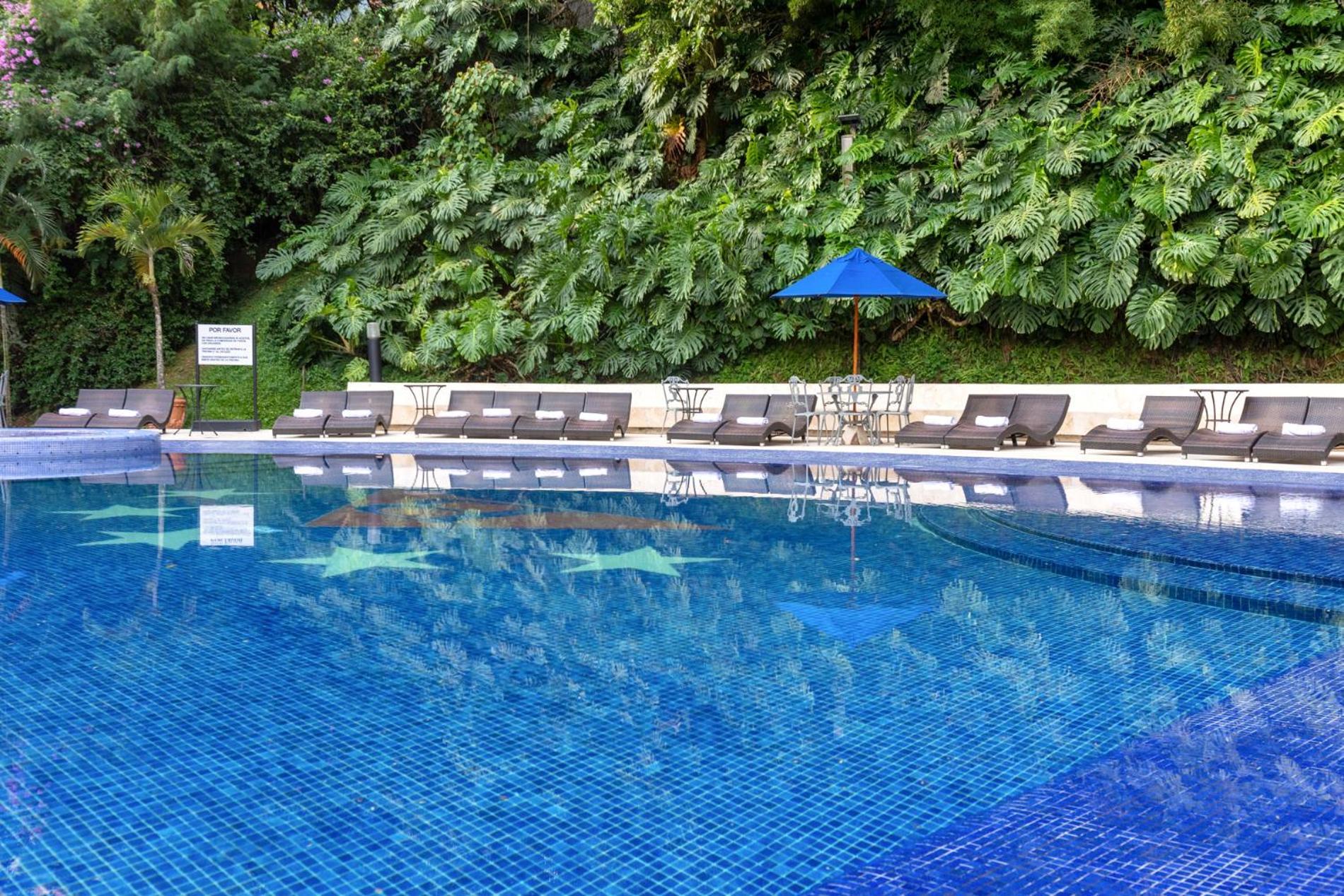 Hotel Dann Carlton Belfort Μεντεγίν Εξωτερικό φωτογραφία Swimming pool at the hotel